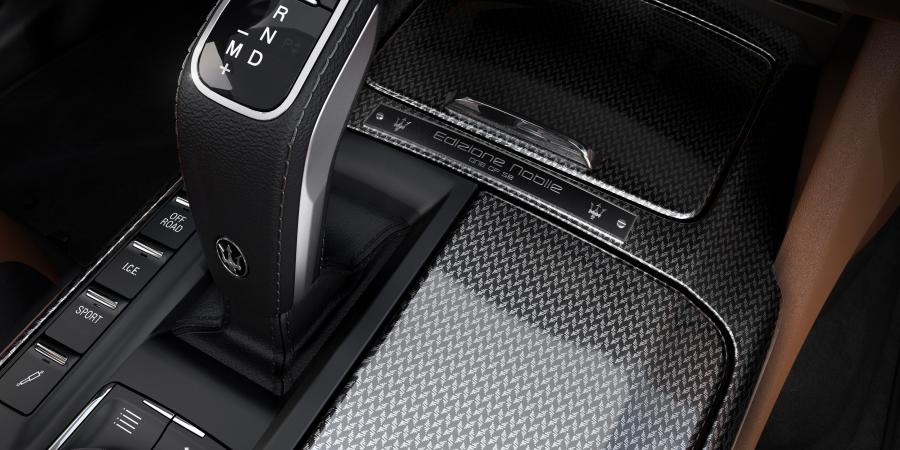 Детали интерьера Maserati Levante GranLusso Edizione Nobile 2018 года  (NA) (фото 2 из 4)